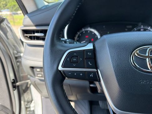 Used 2024 Toyota Highlander XLE AWD/4WD image 17