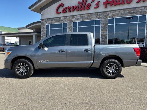 Used 2022 Nissan Titan SV image 2