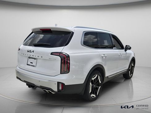 Certified 2024 Kia Telluride EX w/ EX Captain's Chair Package FWD image 7