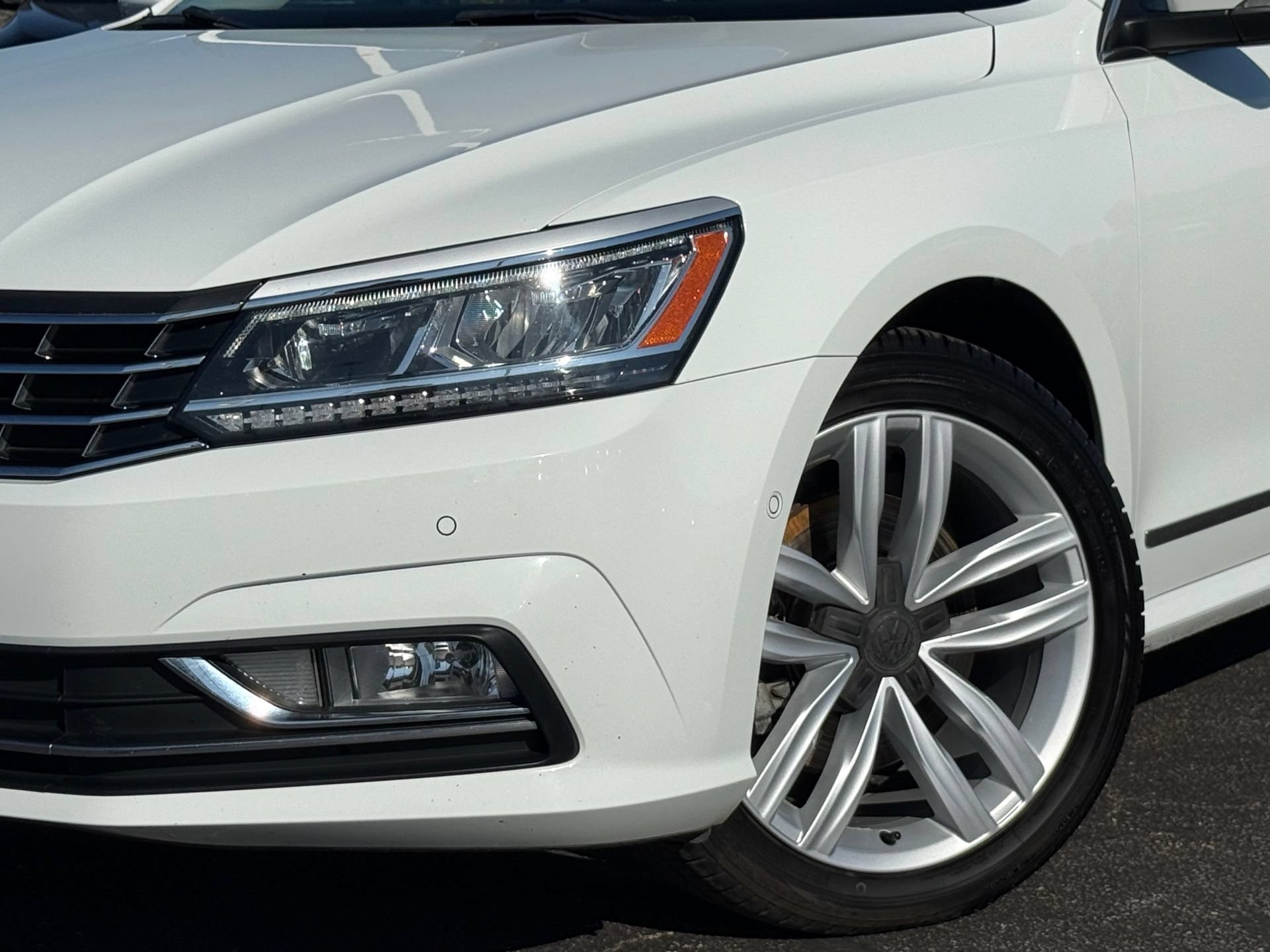 Used 2017 Volkswagen Passat 3.6 SEL Premium FWD image 3