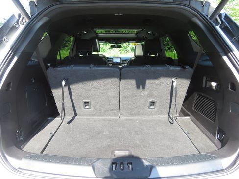 Used 2020 Ford Explorer XLT w/ Equipment Group 202A AWD/4WD image 18