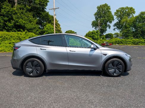 Used 2026 Tesla Model Y Long Range AWD/4WD image 4