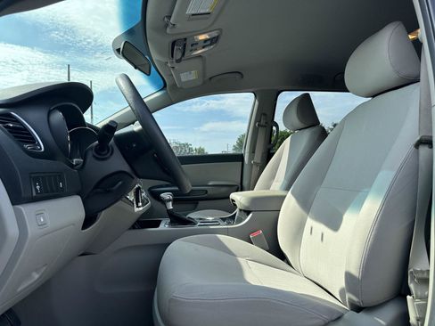 Used 2019 Kia Sedona LX FWD image 11