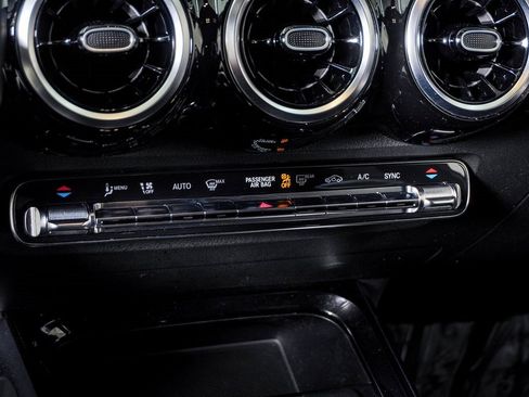 Used 2020 Mercedes-Benz GLB 250 4MATIC image 24