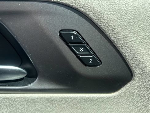 Used 2023 Chrysler Pacifica Touring-L FWD image 5