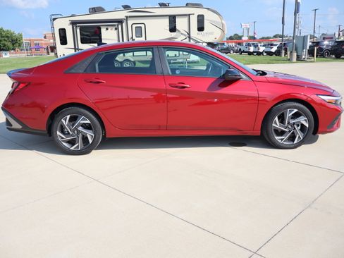 Used 2025 Hyundai Elantra Sport FWD image 4