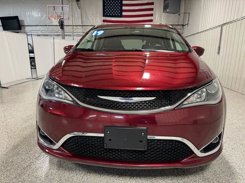 Used 2019 Chrysler Pacifica Touring-L image 7