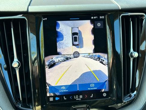 Used 2025 Volvo XC60 B5 Plus image 21