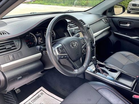 Used 2017 Toyota Camry SE w/ Moonroof Package FWD image 13