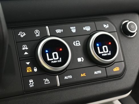 Used 2025 Land Rover Defender 130 X-Dynamic SE image 13