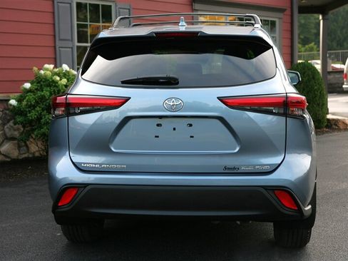 Used 2020 Toyota Highlander XLE AWD/4WD image 6