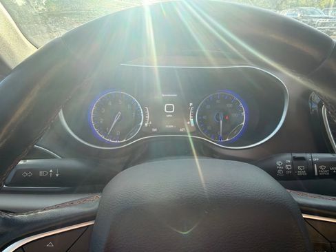 Used 2018 Chrysler Pacifica Touring-L Plus FWD image 11