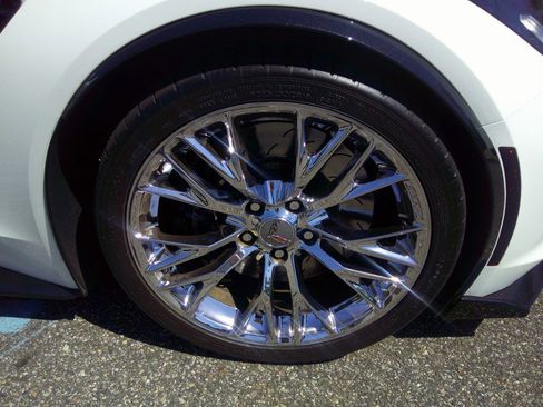 Used 2015 Chevrolet Corvette Z06 w/ 3LZ Preferred Equipment Group RWD image 35