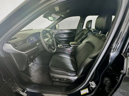 Used 2023 Jeep Grand Cherokee L Laredo image 13