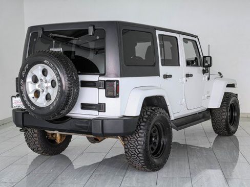 Used 2014 Jeep Wrangler Unlimited Sahara w/ Dual Top Group AWD/4WD image 6