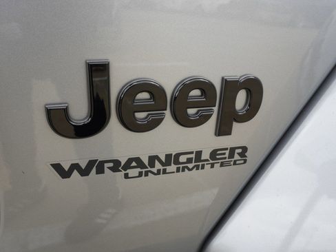 Used 2021 Jeep Wrangler Unlimited Sahara AWD/4WD image 9
