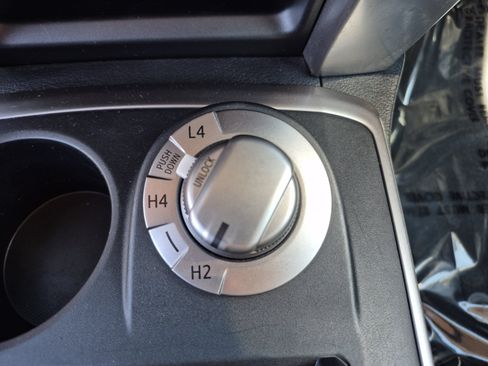 Used 2017 Toyota 4Runner SR5 AWD/4WD image 33