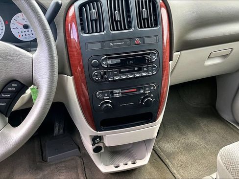 Used 2005 Chrysler Town & Country w/ Popular Equipment Group I FWD image 6