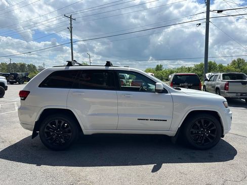 Used 2018 Jeep Grand Cherokee Altitude RWD image 9