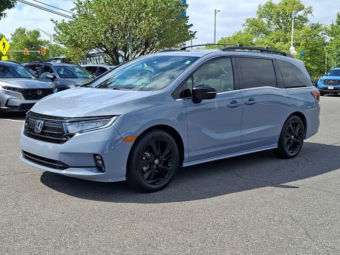 Used 2024 Honda Odyssey Sport image 3