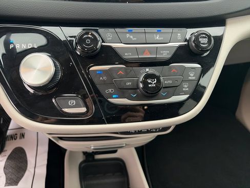 Used 2023 Chrysler Pacifica Touring-L FWD image 24