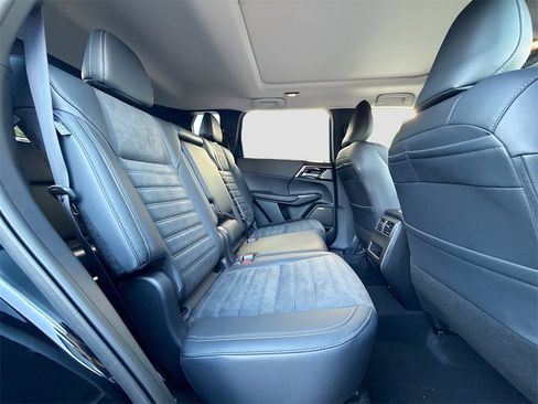 New 2025 Mitsubishi Outlander SE image 30