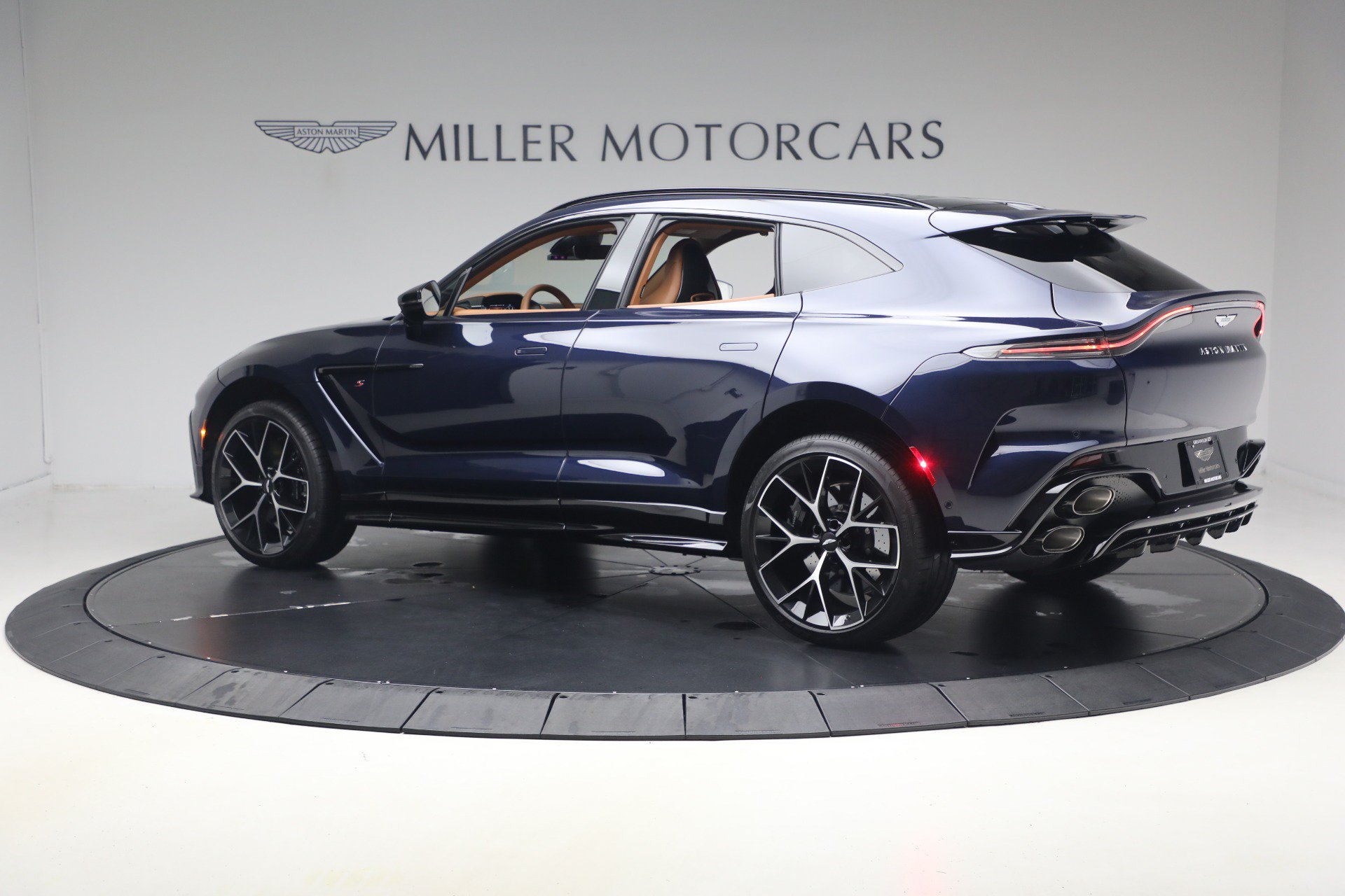 Used 2026 Aston Martin DBX S AWD/4WD image 3