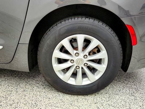 Used 2017 Chrysler Pacifica Touring-L FWD image 9