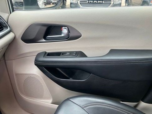 Certified 2023 Chrysler Pacifica Touring-L FWD image 20