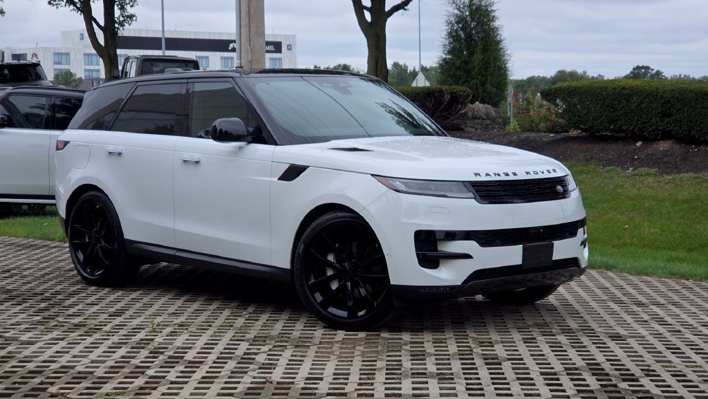 Used 2024 Land Rover Range Rover Sport SE AWD/4WD image 4