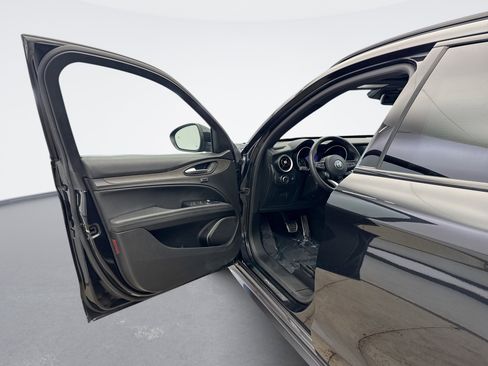 Used 2022 Alfa Romeo Stelvio Ti image 9