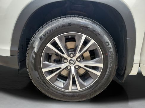 Used 2018 Toyota Highlander Plus AWD/4WD image 30