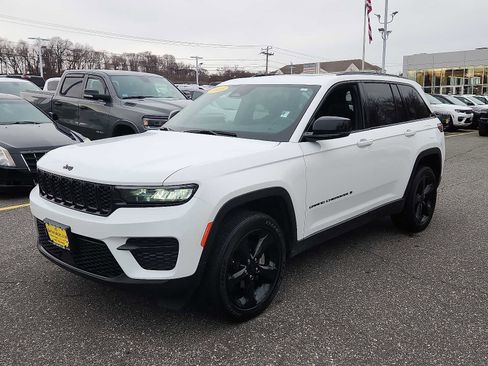 Used 2023 Jeep Grand Cherokee Altitude image 3