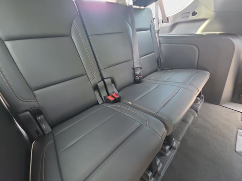 Used 2021 Chevrolet Suburban Premier w/ Premium Package AWD/4WD image 12