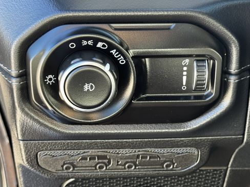 Used 2025 Jeep Wrangler Sahara image 27