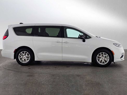 Used 2024 Chrysler Pacifica Touring-L FWD image 2