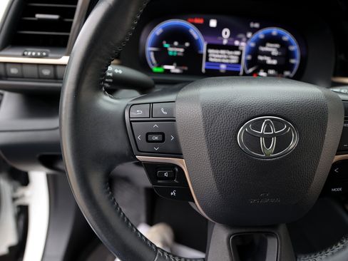 Used 2023 Toyota Crown Limited image 17