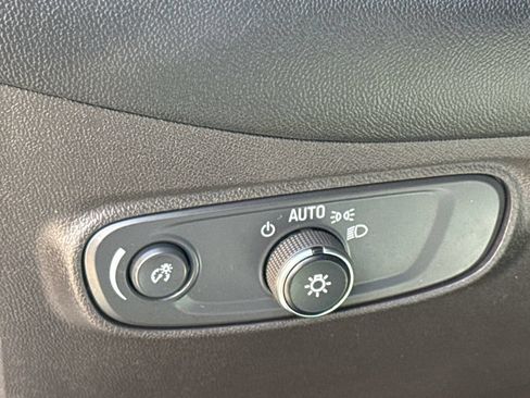Used 2021 Chevrolet Equinox LS FWD image 22