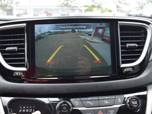 Used 2023 Chrysler Pacifica Touring-L FWD image 35