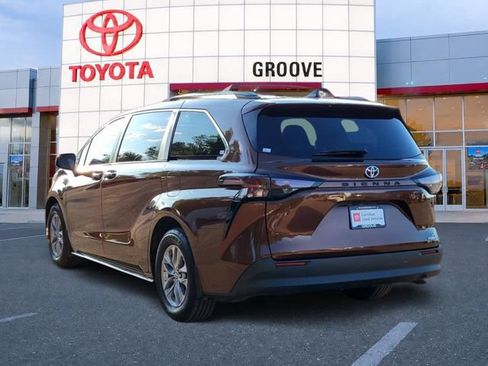 Used 2024 Toyota Sienna LE FWD image 3