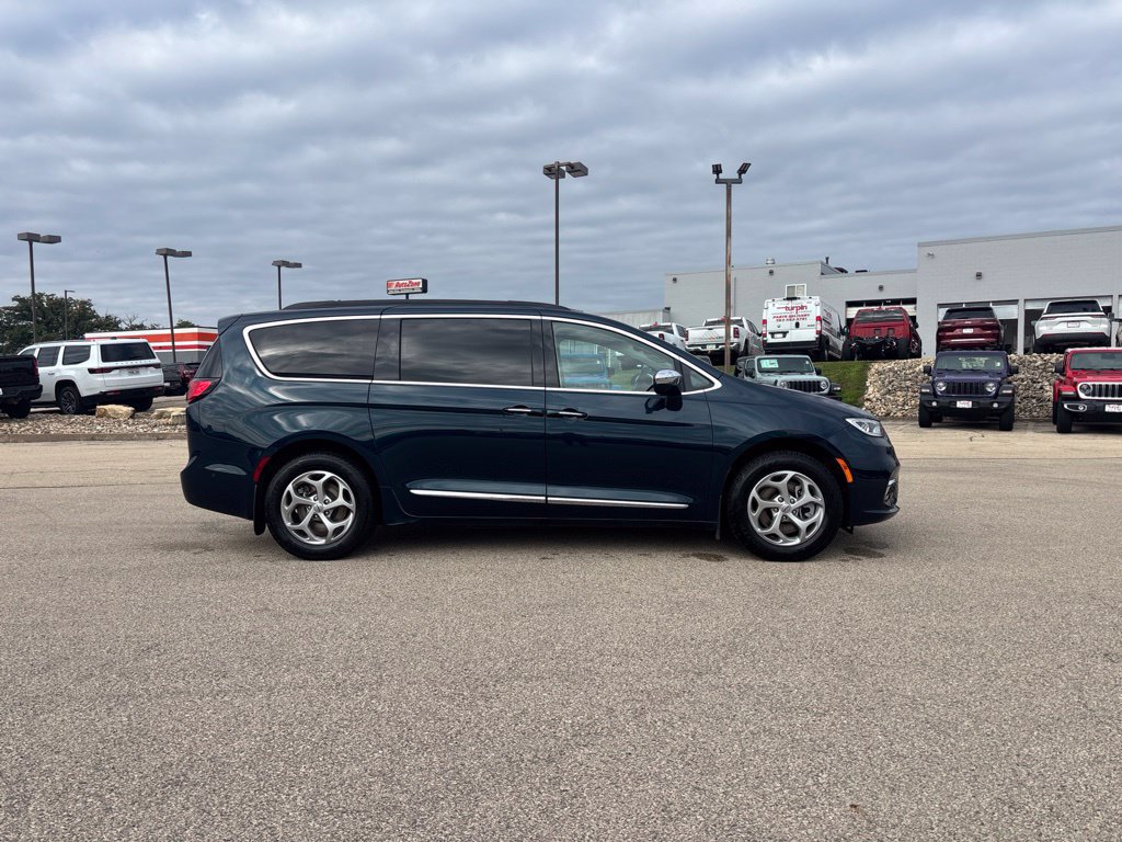 Used 2022 Chrysler Pacifica Limited AWD/4WD image 6