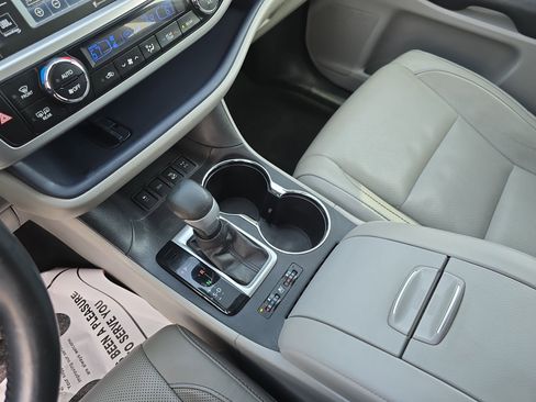 Used 2017 Toyota Highlander Limited image 26