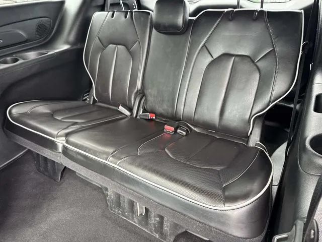 Used 2025 Chrysler Pacifica Limited FWD image 23