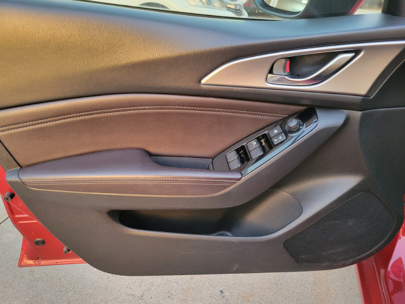 Used 2018 MAZDA MAZDA3 Touring FWD image 17