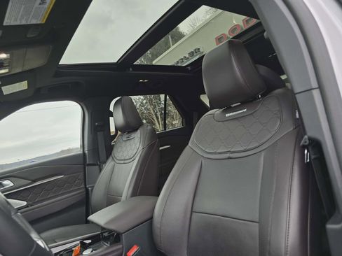 Used 2025 Ford Explorer Platinum w/ LUX Leather Package image 12