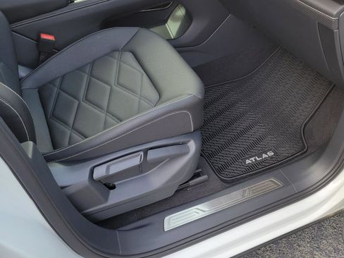 Certified 2025 Volkswagen Atlas SE w/ Panoramic Sunroof Package image 32