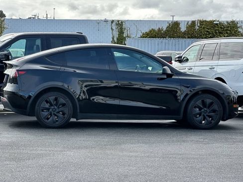 Used 2024 Tesla Model Y Long Range RWD image 2