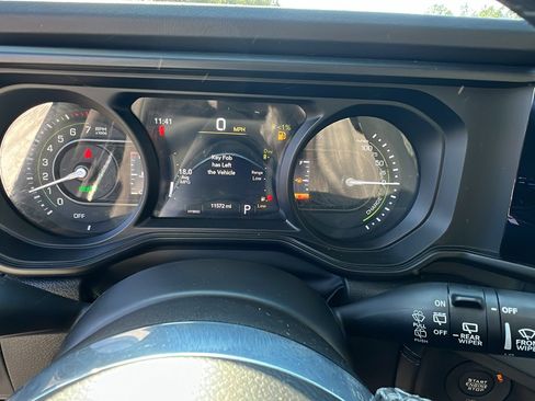 Used 2025 Jeep Wrangler Sahara 4xe image 28
