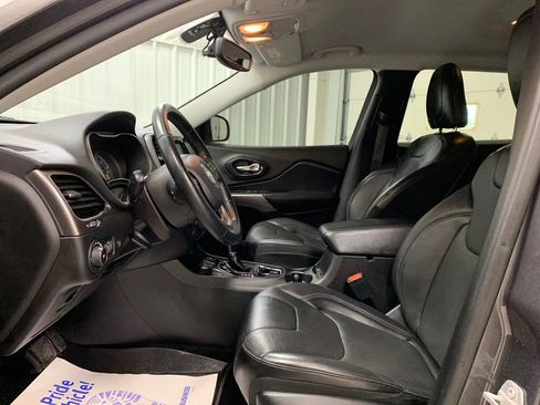Used 2019 Jeep Cherokee Limited AWD/4WD image 16