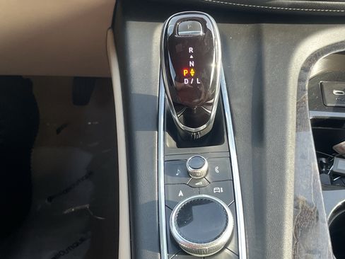 Used 2021 Cadillac Escalade Premium Luxury AWD/4WD image 23